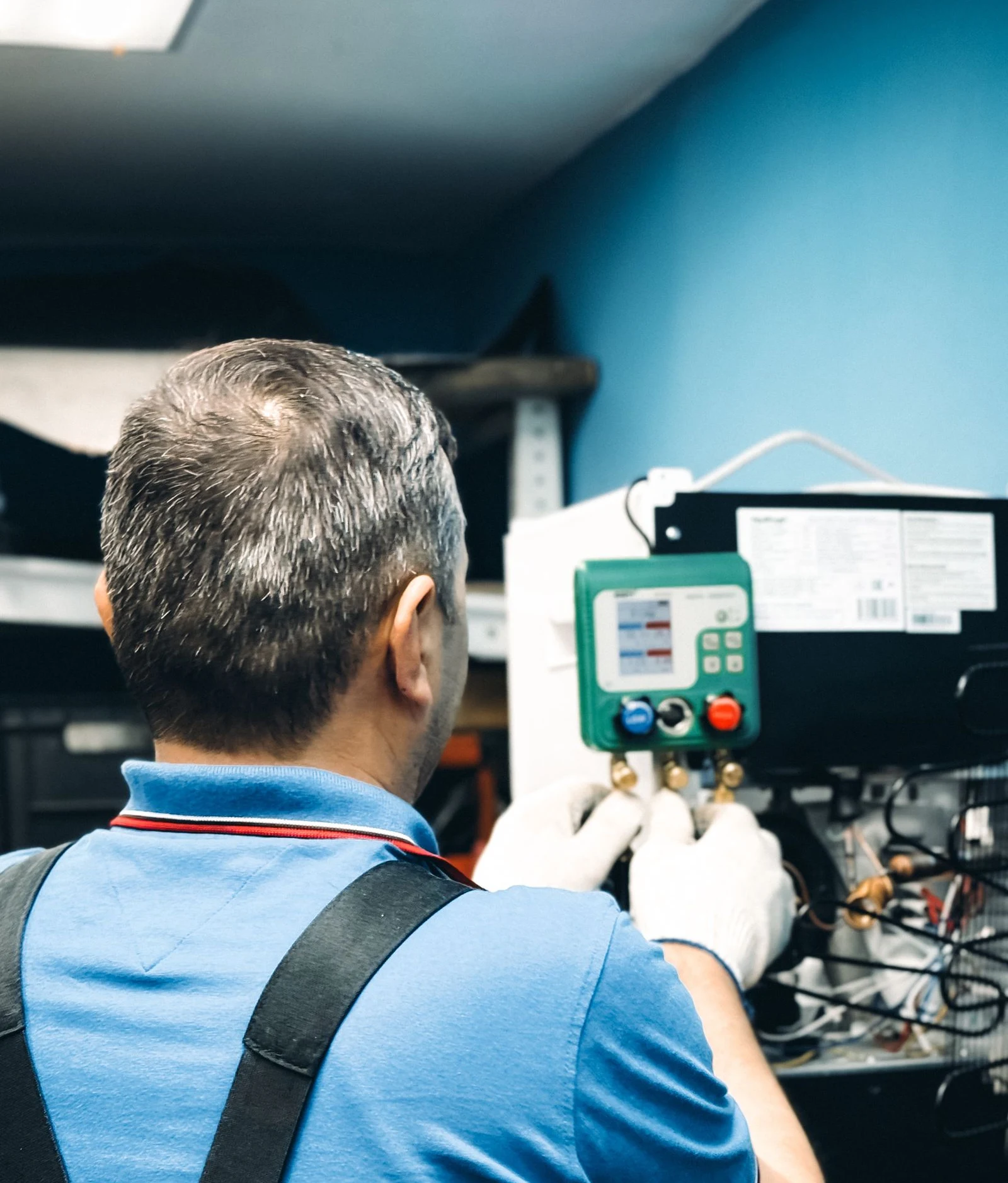 Technik serwisowy podczas pracy przy rozdzielni elektrycznej